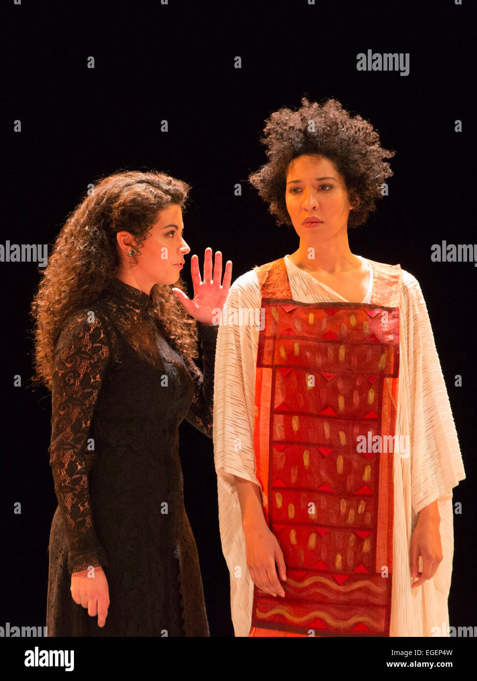London, UK. 23. Februar 2015. Maritxell Carrero als Leonor und Julia Bullock als Teculihuatzin. Generalprobe der unvollendeten semi-Oper "The Indian Queen" von Henry Purcell, von ENO Direktor-in-Residence Peter Sellars im London Coliseum abgeschlossen. Lieder und Hymnen von Purcell, mit Texten von Katherine Philips und George Herbert, John Dryden. Gesprochene Texte von Rosario Aguilar aus The Lost Chronicles von Terra Firma. Das ENO-Orchester wird von Laurence Cummings, Set-Design von Graffiti-Künstler Gronk durchgeführt. Hauptdarsteller: Julia Bullock als Teculihuatzin The Indian Queen, später Dona Luisa; Noah Stockfoto
