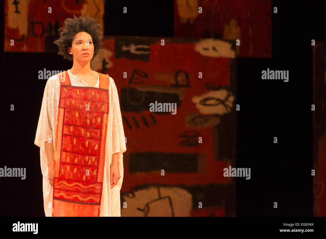 London, UK. 23. Februar 2015. Julia Bullock als Teculihuatzin/The Indian Queen und Dona Luisa. Generalprobe der unvollendeten semi-Oper "The Indian Queen" von Henry Purcell, von ENO Direktor-in-Residence Peter Sellars im London Coliseum abgeschlossen. Lieder und Hymnen von Purcell, mit Texten von Katherine Philips und George Herbert, John Dryden. Gesprochene Texte von Rosario Aguilar aus The Lost Chronicles von Terra Firma. Das ENO-Orchester wird von Laurence Cummings, Set-Design von Graffiti-Künstler Gronk durchgeführt. Hauptdarsteller: Julia Bullock als Teculihuatzin The Indian Queen, später Dona Luisa; Noah Stockfoto