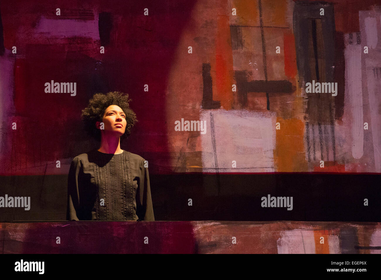 London, UK. 23. Februar 2015. Julia Bullock als Teculihuatzin/The Indian Queen und Dona Luisa. Generalprobe der unvollendeten semi-Oper "The Indian Queen" von Henry Purcell, von ENO Direktor-in-Residence Peter Sellars im London Coliseum abgeschlossen. Lieder und Hymnen von Purcell, mit Texten von Katherine Philips und George Herbert, John Dryden. Gesprochene Texte von Rosario Aguilar aus The Lost Chronicles von Terra Firma. Das ENO-Orchester wird von Laurence Cummings, Set-Design von Graffiti-Künstler Gronk durchgeführt. Hauptdarsteller: Julia Bullock als Teculihuatzin The Indian Queen, später Dona Luisa; Noah Stockfoto