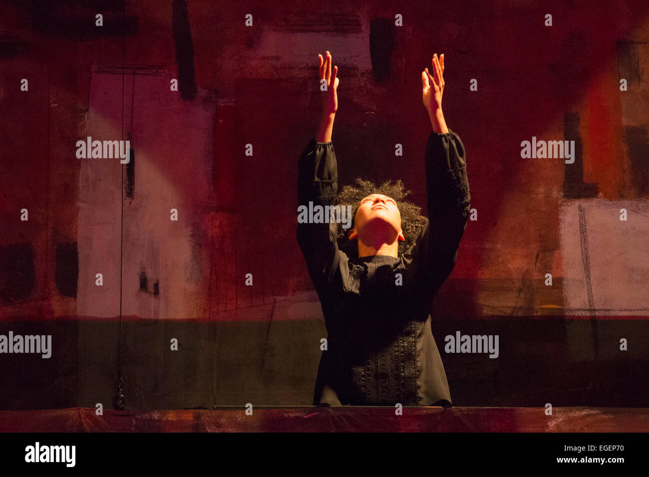 London, UK. 23. Februar 2015. Julia Bullock als Teculihuatzin/The Indian Queen und Dona Luisa. Generalprobe der unvollendeten semi-Oper "The Indian Queen" von Henry Purcell, von ENO Direktor-in-Residence Peter Sellars im London Coliseum abgeschlossen. Lieder und Hymnen von Purcell, mit Texten von Katherine Philips und George Herbert, John Dryden. Gesprochene Texte von Rosario Aguilar aus The Lost Chronicles von Terra Firma. Das ENO-Orchester wird von Laurence Cummings, Set-Design von Graffiti-Künstler Gronk durchgeführt. Hauptdarsteller: Julia Bullock als Teculihuatzin The Indian Queen, später Dona Luisa; Noah Stockfoto