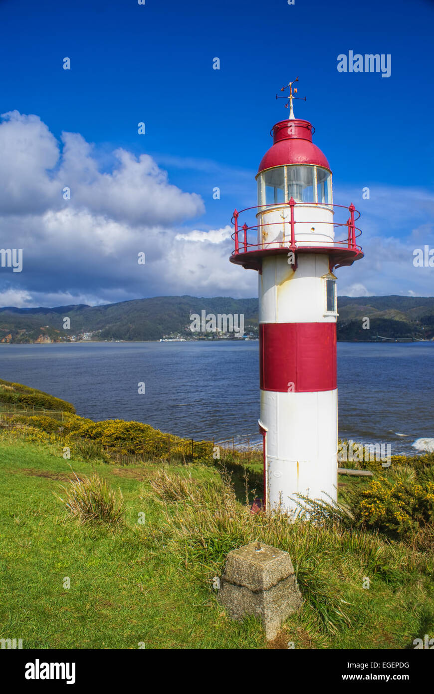 Malerischen Leuchtturm am Meer am sonnigen Tag Stockfoto