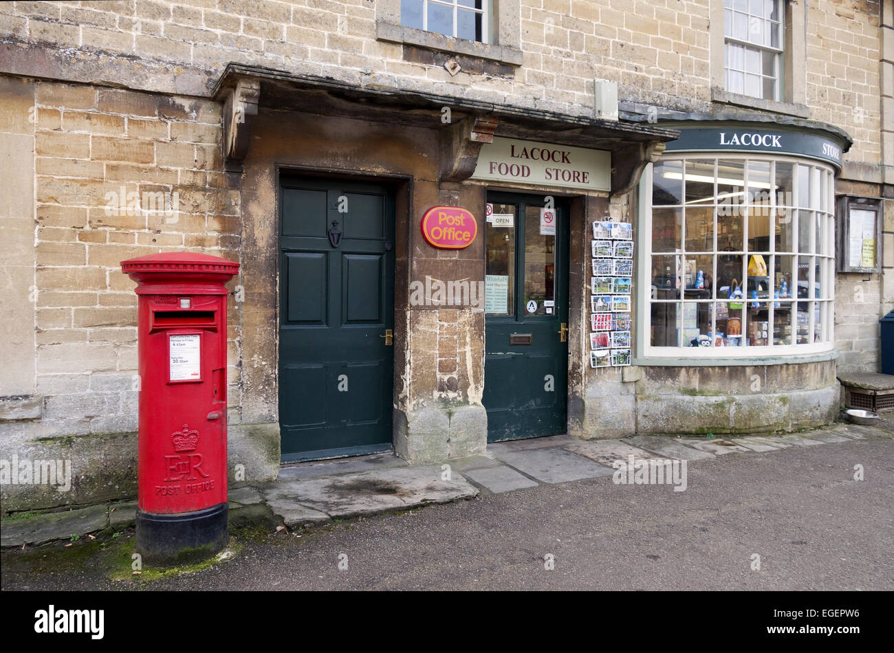 Village Post Office and Stores, Lacock, Wiltshire mit traditioneller roter Briefkasten außerhalb, England, Großbritannien Stockfoto