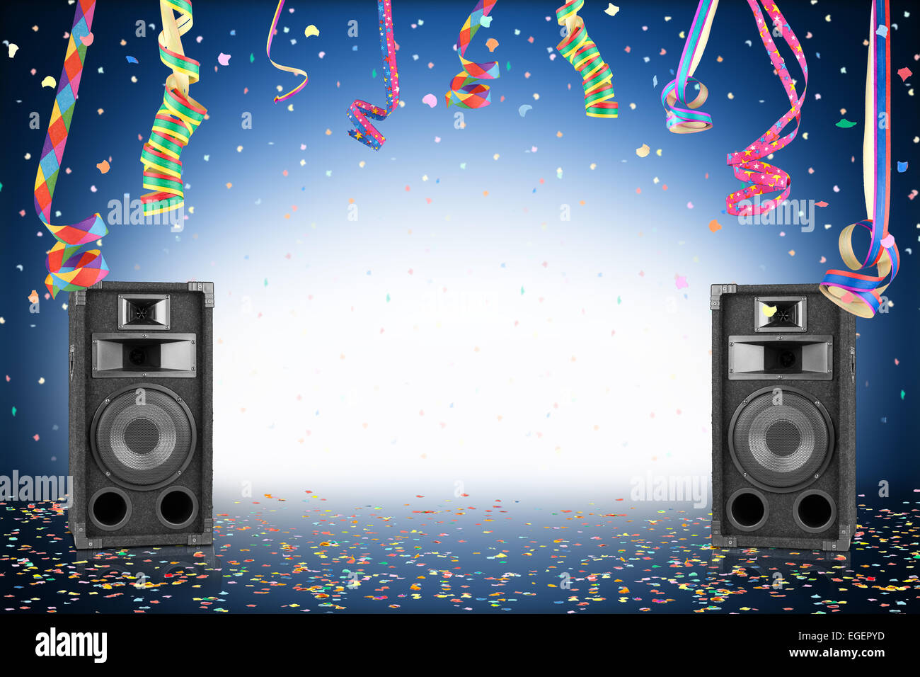 Party Hintergrund mit Konfetti, Streamer und Lautsprecher Stockfoto