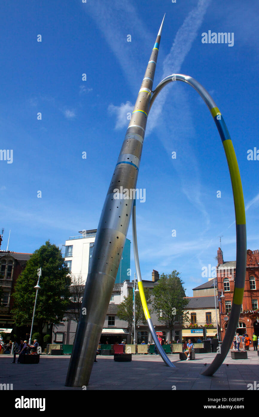 Cardiff City Centre Edelstahlskulptur Pfeil und Reifen Stockfoto