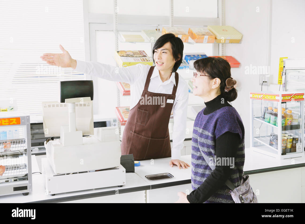 Junge japanische Mann bei Convenience-store Stockfoto