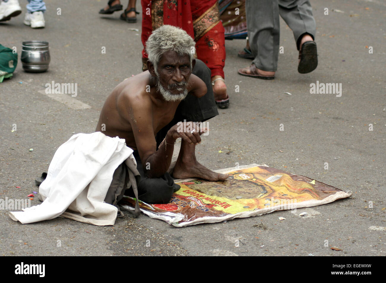 Indische Greis Hilfesuchenden auf einer belebten Straße am September 19,2013 in Hyderabad, AP, Indien. Stockfoto