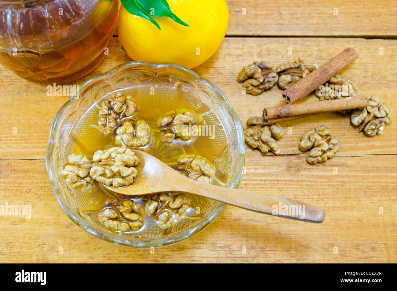 Walnüsse Honig, Zitrone und Zimt in einem Glas auf einem Holztisch Stockfoto