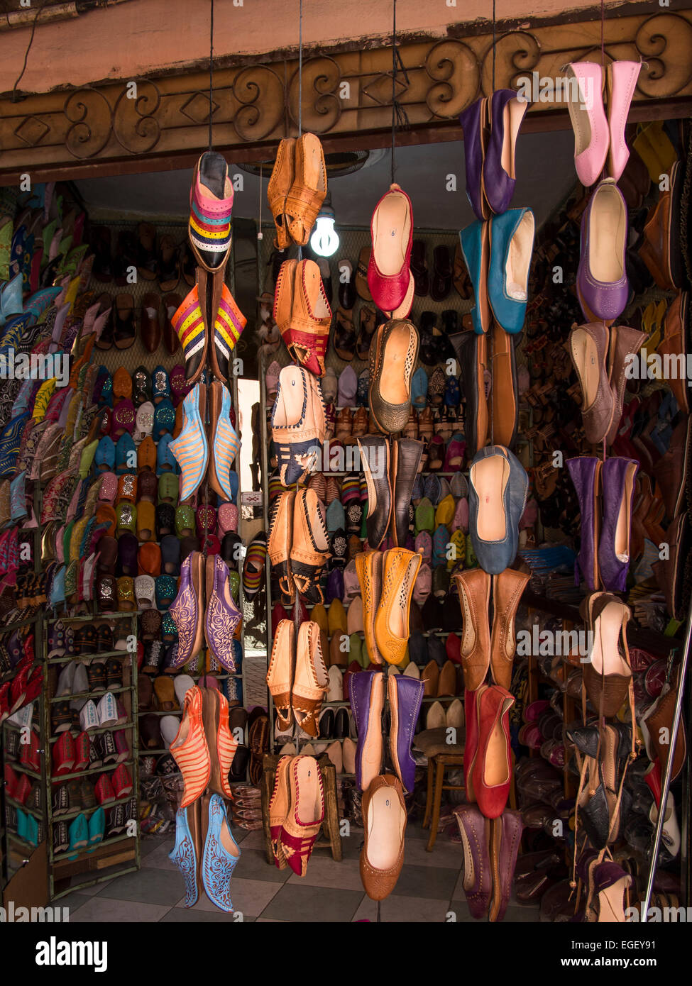 MARRAKESCH, MAROKKO - 24. JANUAR 2014: Babouche-Hausschuhe zum Verkauf im Souk-Marktgebiet in Marrakesch (Marrakesch) Marokko Stockfoto