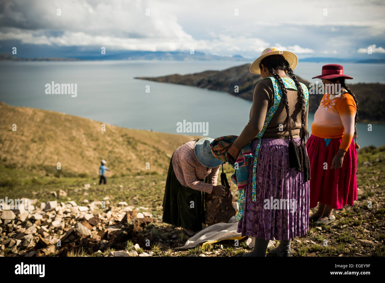 Lokalen Bolivianer arbeiten auf die Reparatur der Inka-Trail, Isla del Sol, Titicacasee, Bolivien Stockfoto