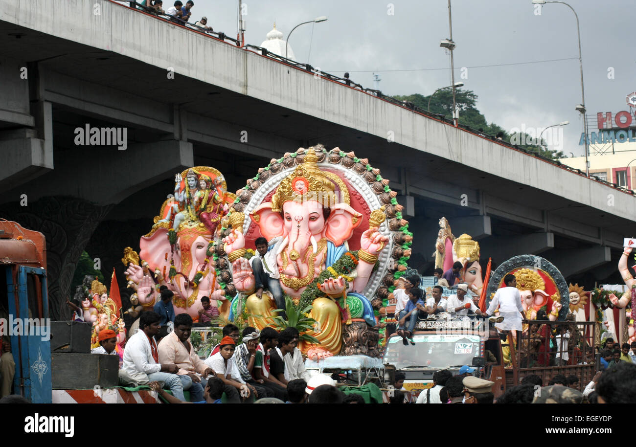 Hindus transportieren Ganesha Idole für das Eintauchen in den Gewässern am 11. Tag nach Ganesh Chathurthi Festival September 19,2013 Stockfoto