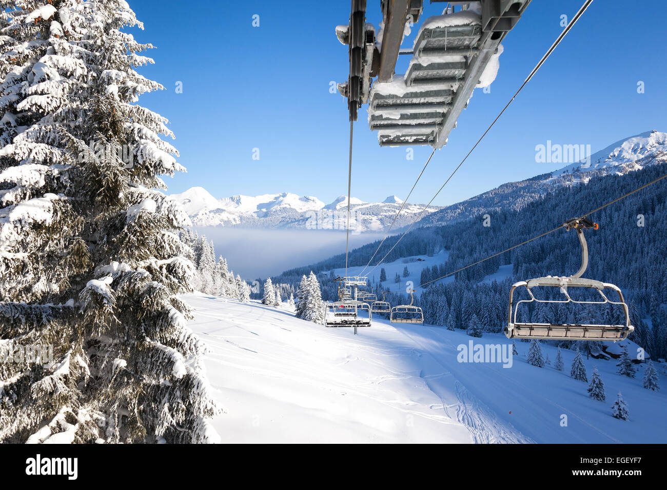 Blick hinunter ins Tal von einer Sesselbahn im Skigebiet Les Gets, Portes Du Soleil, Frankreich Stockfoto