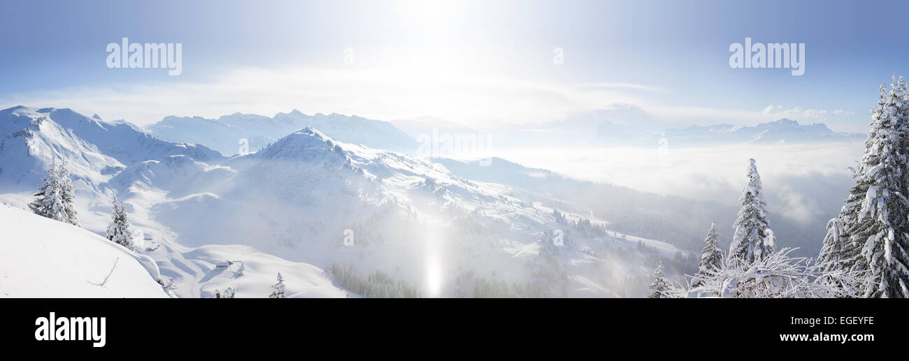 Panoramablick über die Alpen von der Spitze des Le Ranfoilly im Skigebiet Portes du Soleil. Stockfoto