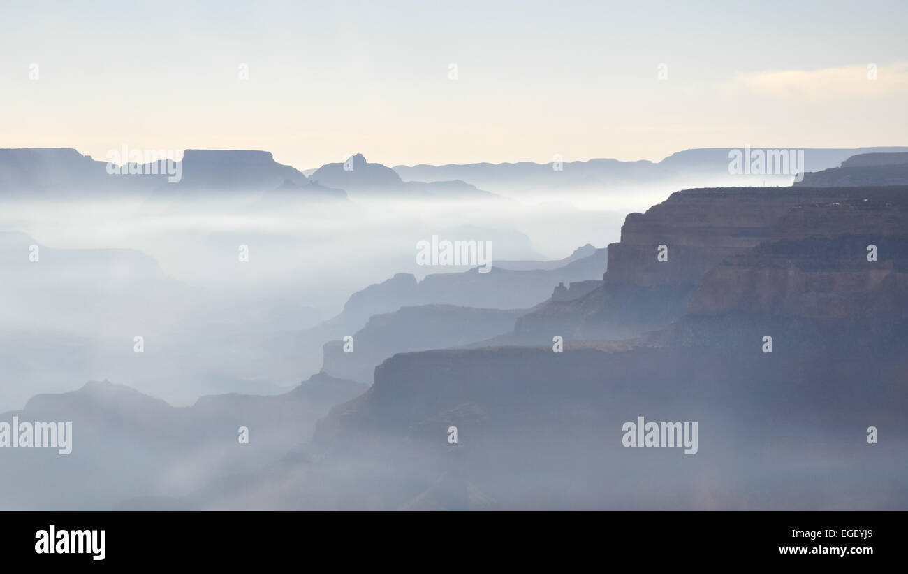 Luftaufnahme der Nebel am frühen Morgen des Grand Canyon Stockfoto