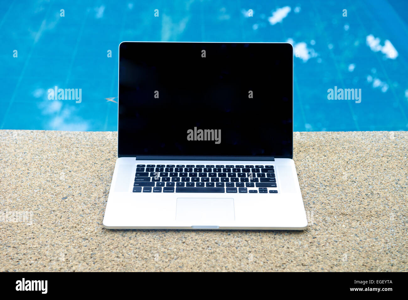 Laptop am Pool, im Urlaub mit Mobilitätskonzept arbeiten Stockfoto