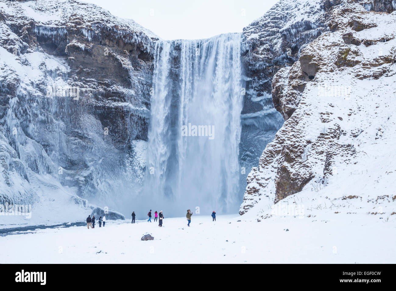 Touristen besuchen Skogafoss Wasserfall im Winter Skogar Süd-Island-Island-Europa Stockfoto