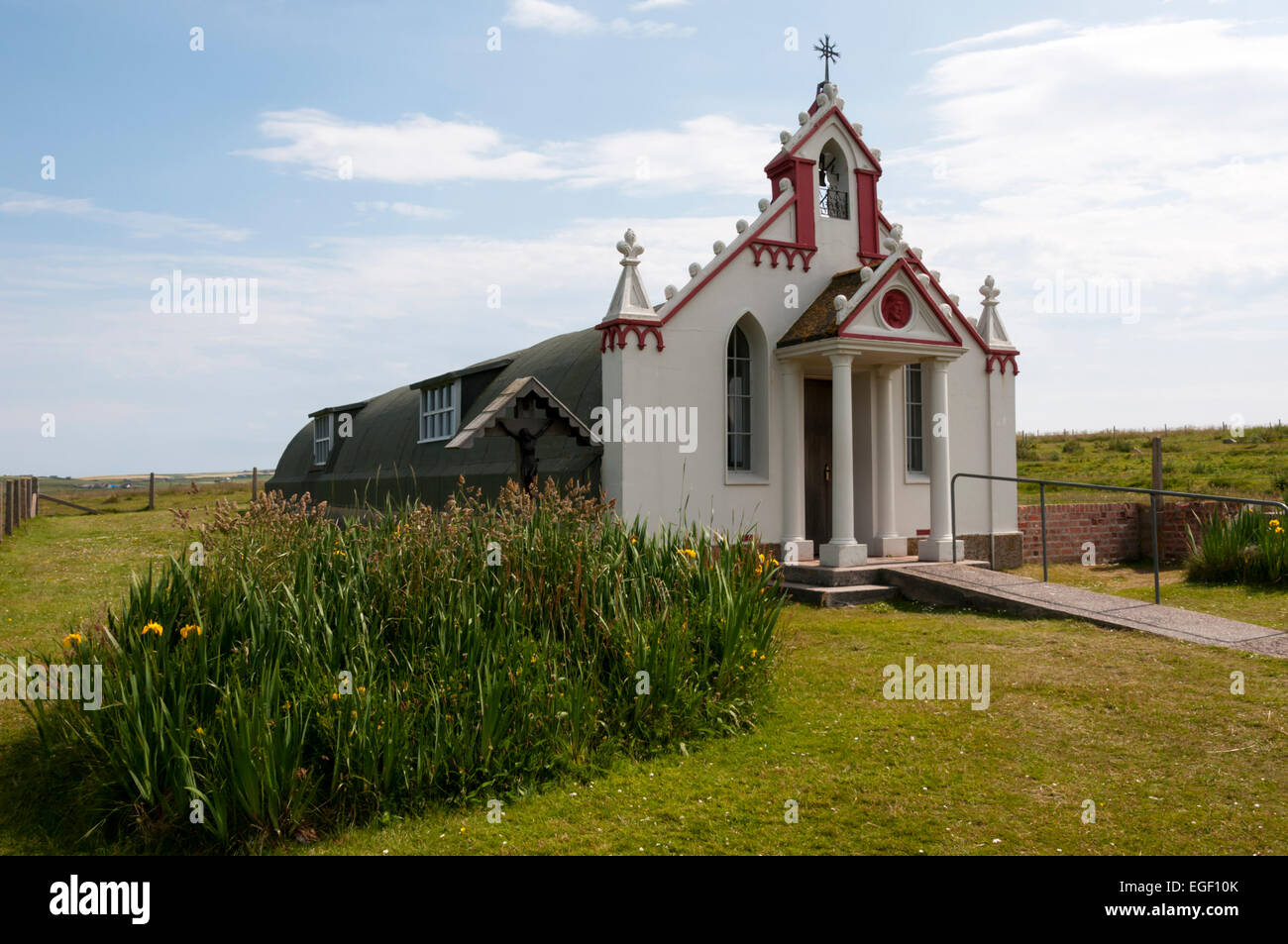 Die Kapelle auf Lamb Holm von italienischen Kriegsgefangenen in den 1940er Jahren von zwei Nissenhütten gebaut. Stockfoto