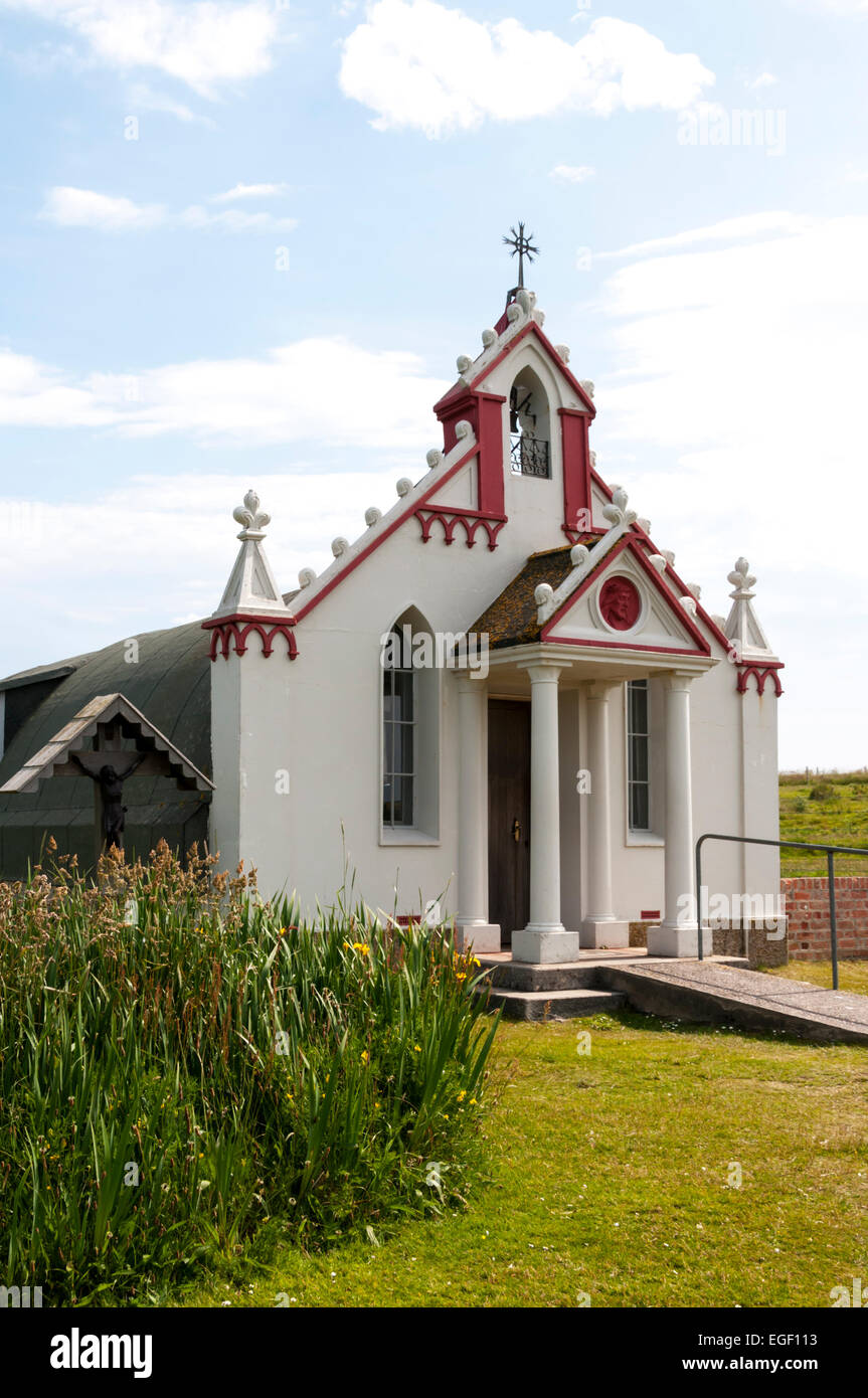 Die Kapelle auf Lamb Holm von italienischen Kriegsgefangenen in den 1940er Jahren von zwei Nissenhütten gebaut. Stockfoto