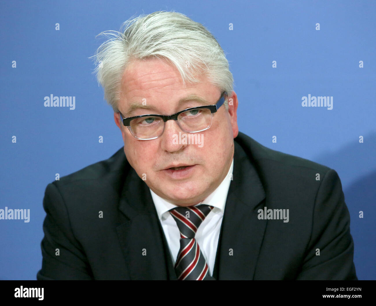 Berlin, Deutschland. 24. Februar 2015. Marburg-Rechtsanwalt Markus H. Stoetzel, der die Studie gemeinsam mit dem Bostoner Anwaltskanzlei O'Donnell vertritt, spricht während einer Pressekonferenz auf der Welfen-Schatz in Berlin, Deutschland, 24. Februar 2015. Nachkommen der deutsch-jüdischen Kunst Händler behaupten die Kapitulation von Kunstwerken im Wert von 220 Millionen Euro und Deutschland vor einem US-Gericht zu verklagen. Foto: STEPHANIE PILICK/Dpa/Alamy Live News Stockfoto