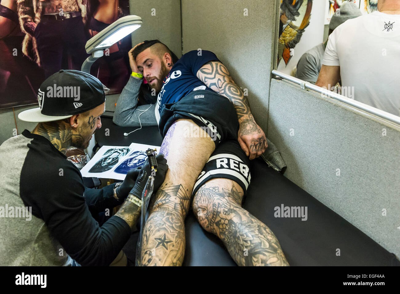 Ein Mann auf seinem Bein am Brighton Tattoo Convention tätowiert. Stockfoto