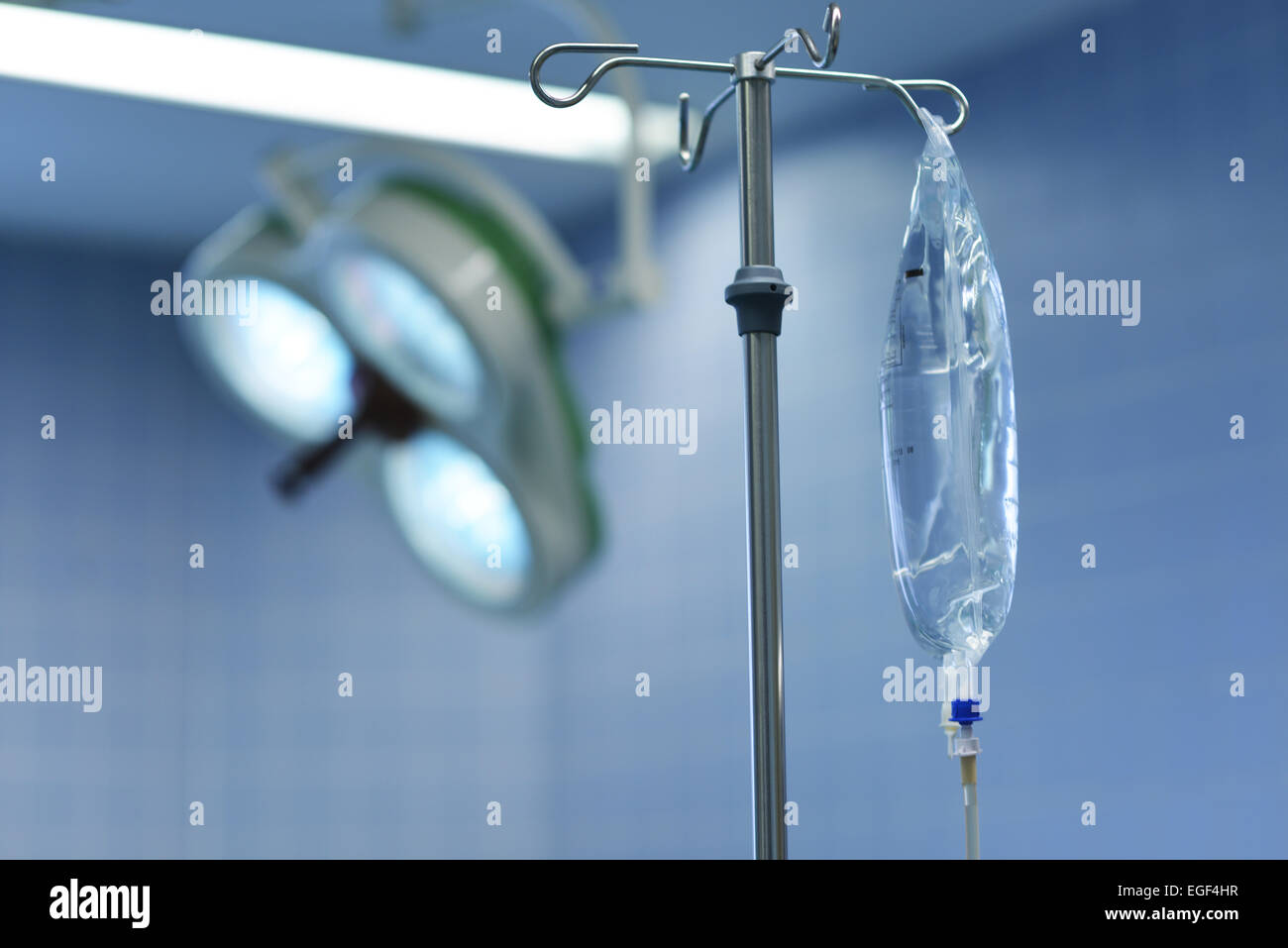 ärztliche Fertigkeiten, handwerkliches können und ein hohes Maß an High-Tech-arbeiten zu einem Patienten wie folgt auf eine Sauerland Klinik angeschlossen Stockfoto