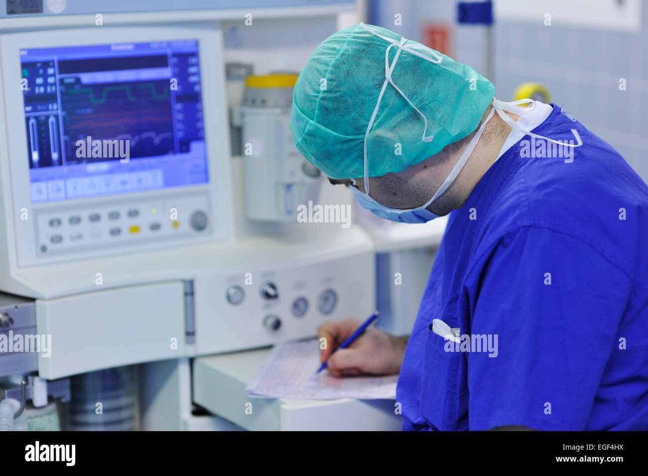 ärztliche Fertigkeiten, handwerkliches können und ein hohes Maß an High-Tech-arbeiten zu einem Patienten wie folgt auf eine Sauerland Klinik angeschlossen Stockfoto