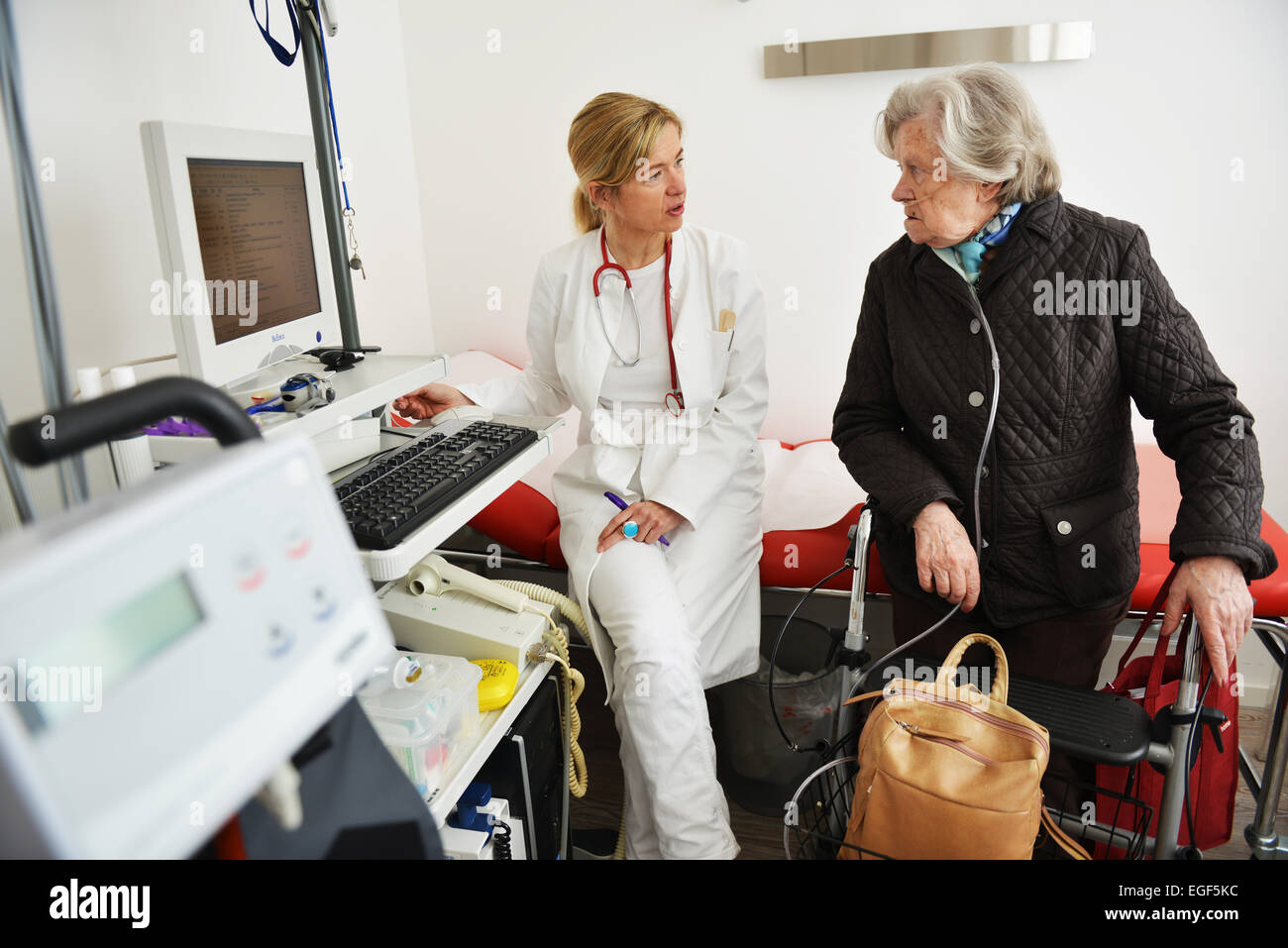 Diese Hausarzt Praxis freundlich, gepflegt zuständigen Internisten, die Patienten fühlen sich gut auch wenn sie schwer krank sind Stockfoto