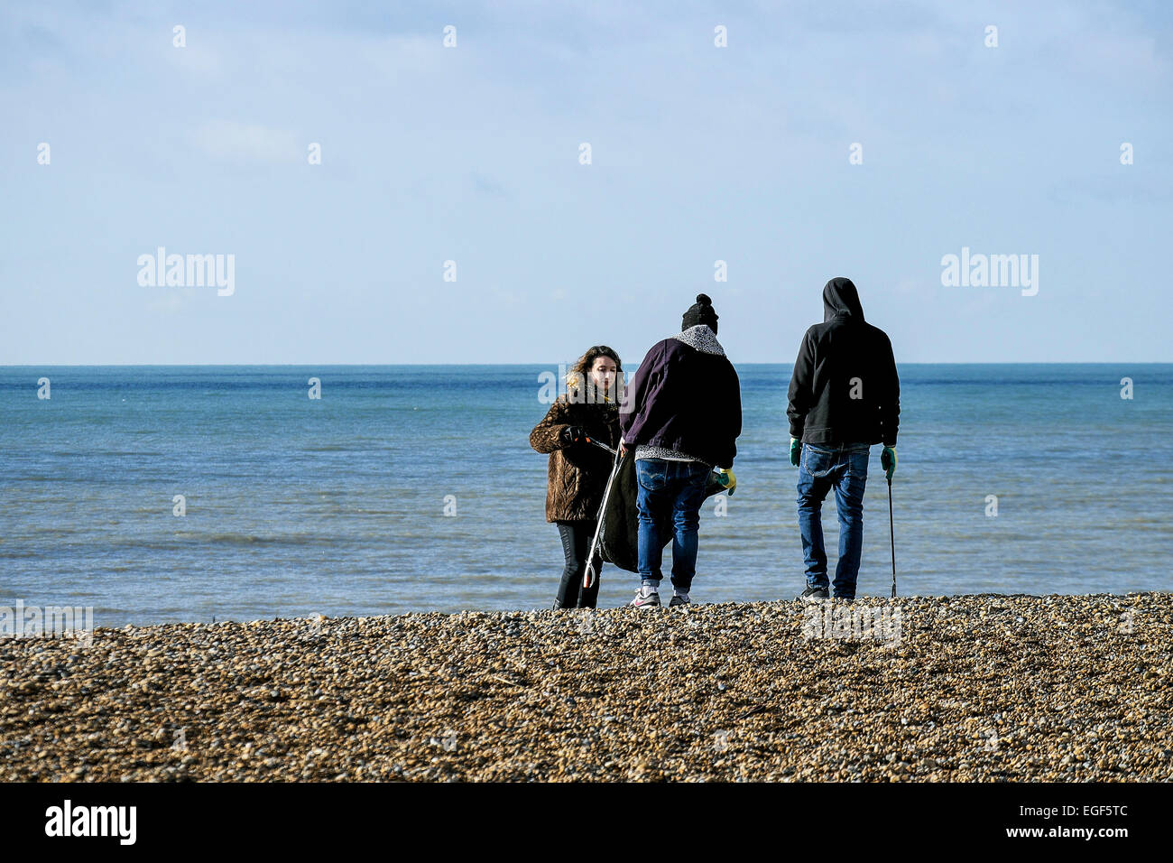 Müllsammler putzen den Strand von Brighton in East Sussex. Stockfoto