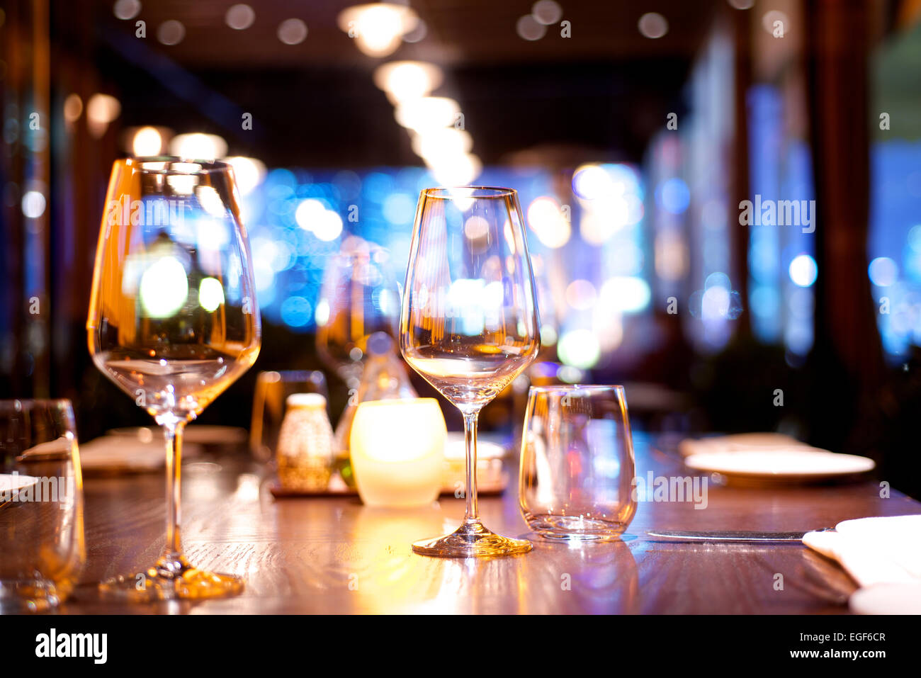 Tisch in einem Restaurant einrichten Stockfoto