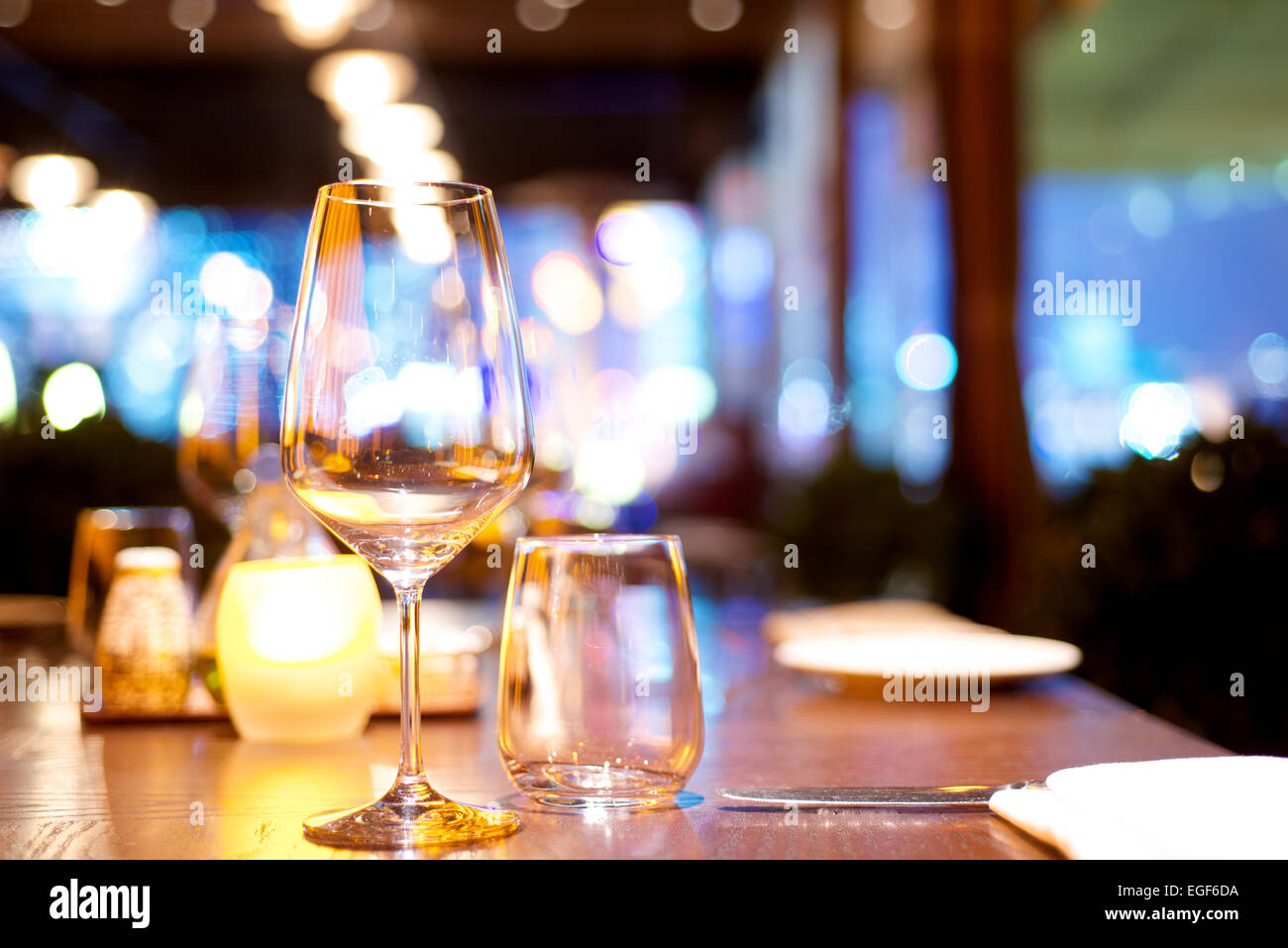 Tisch in einem Restaurant einrichten Stockfoto