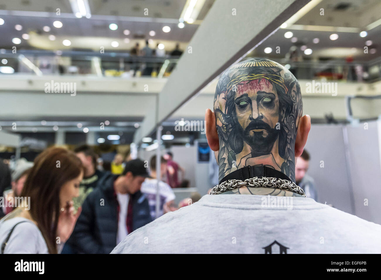 Ein Mann mit einem tätowierten Kopf auf der Brighton Tattoo Convention. Stockfoto