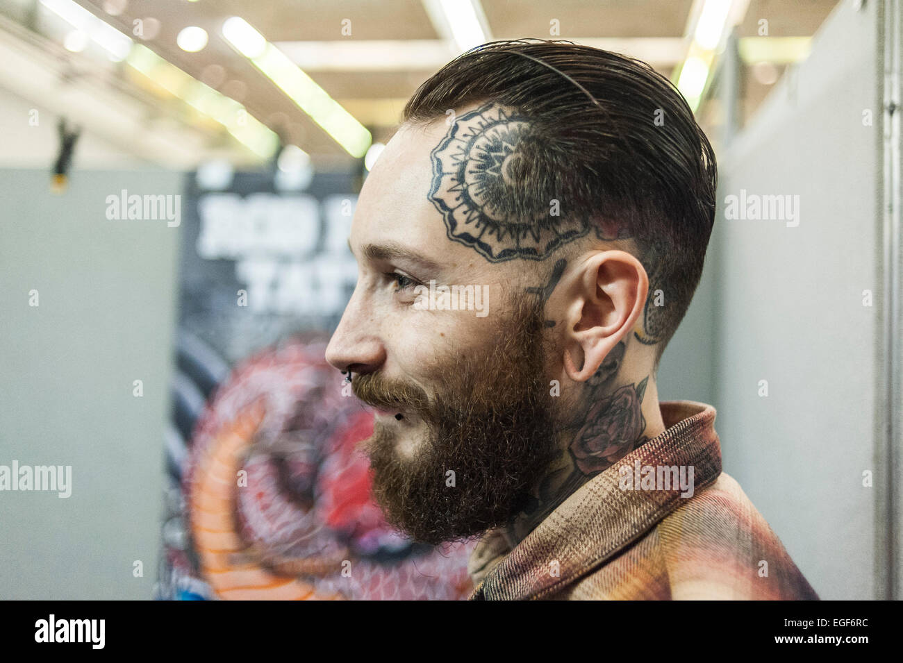 Ein Mann mit einem tätowierten Kopf auf der Brighton Tattoo Convention. Stockfoto