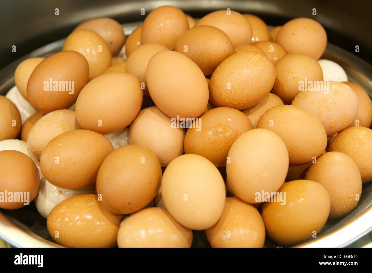 Ein Tablett voll mit gekochten Eiern Stockfoto