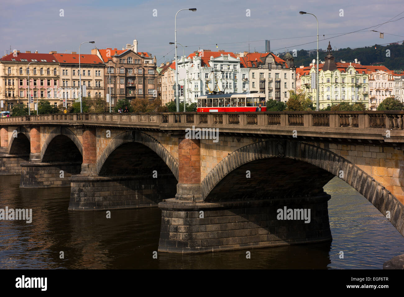 Alte Straßenbahn kreuzt Palacký-Brücke im Zentrum von Prag. Stockfoto