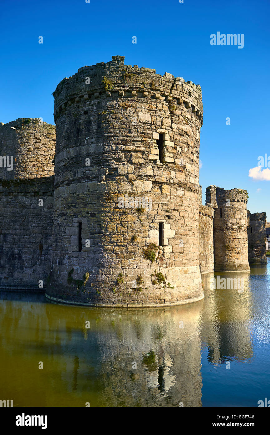 Beaumaris Castle gebaut im Jahre 1284 durch Edward 1., gilt als einer der feinsten Beispiele der 13. Jahrhundert Militärarchitektur b Stockfoto