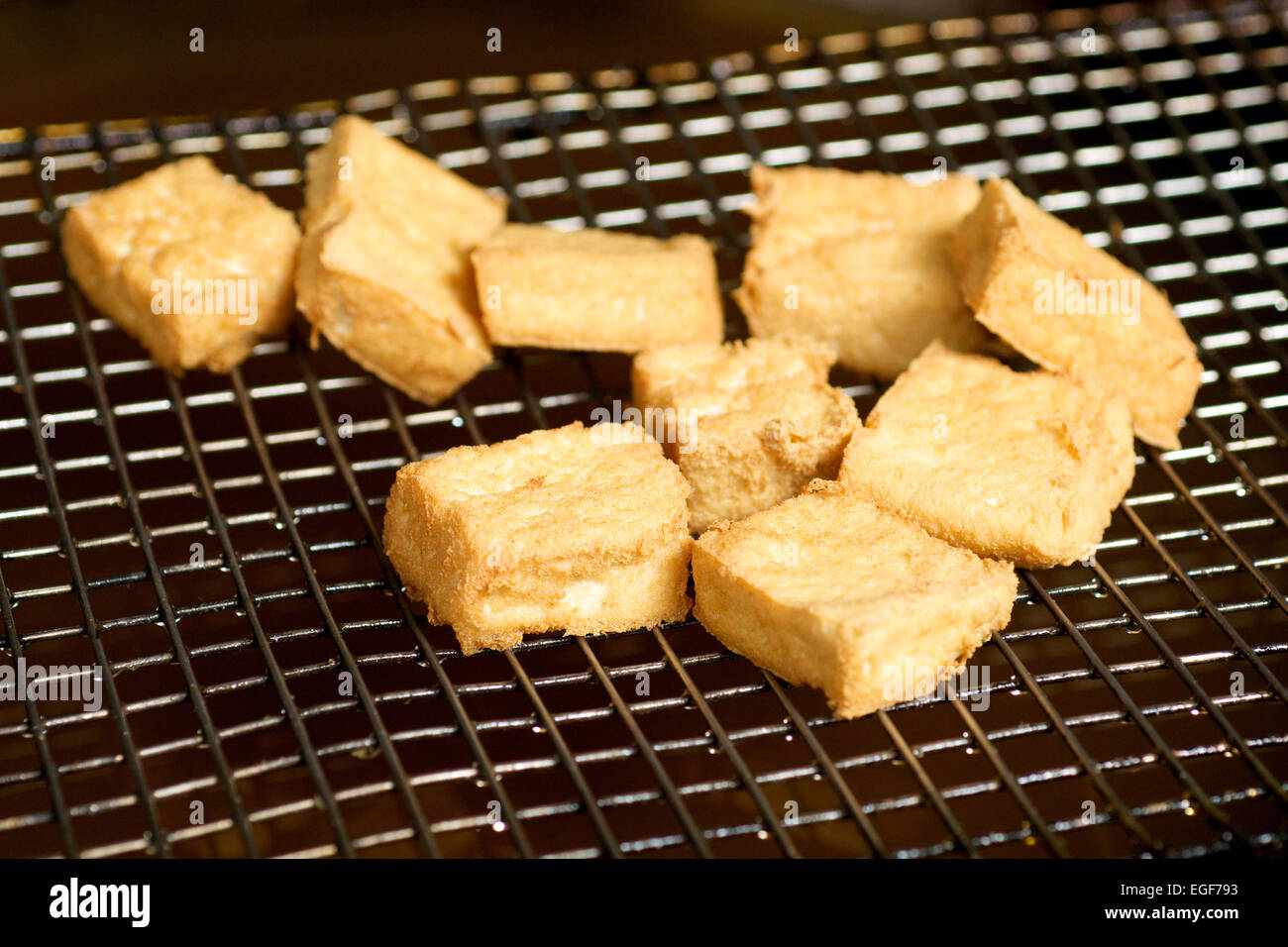 Stinky Tofu auf einem Metall Öl-Bildschirm Stockfoto