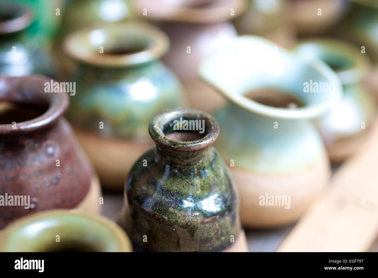 Kleine bunte chinesische Vasen in einem Kunst-Shop Stockfoto