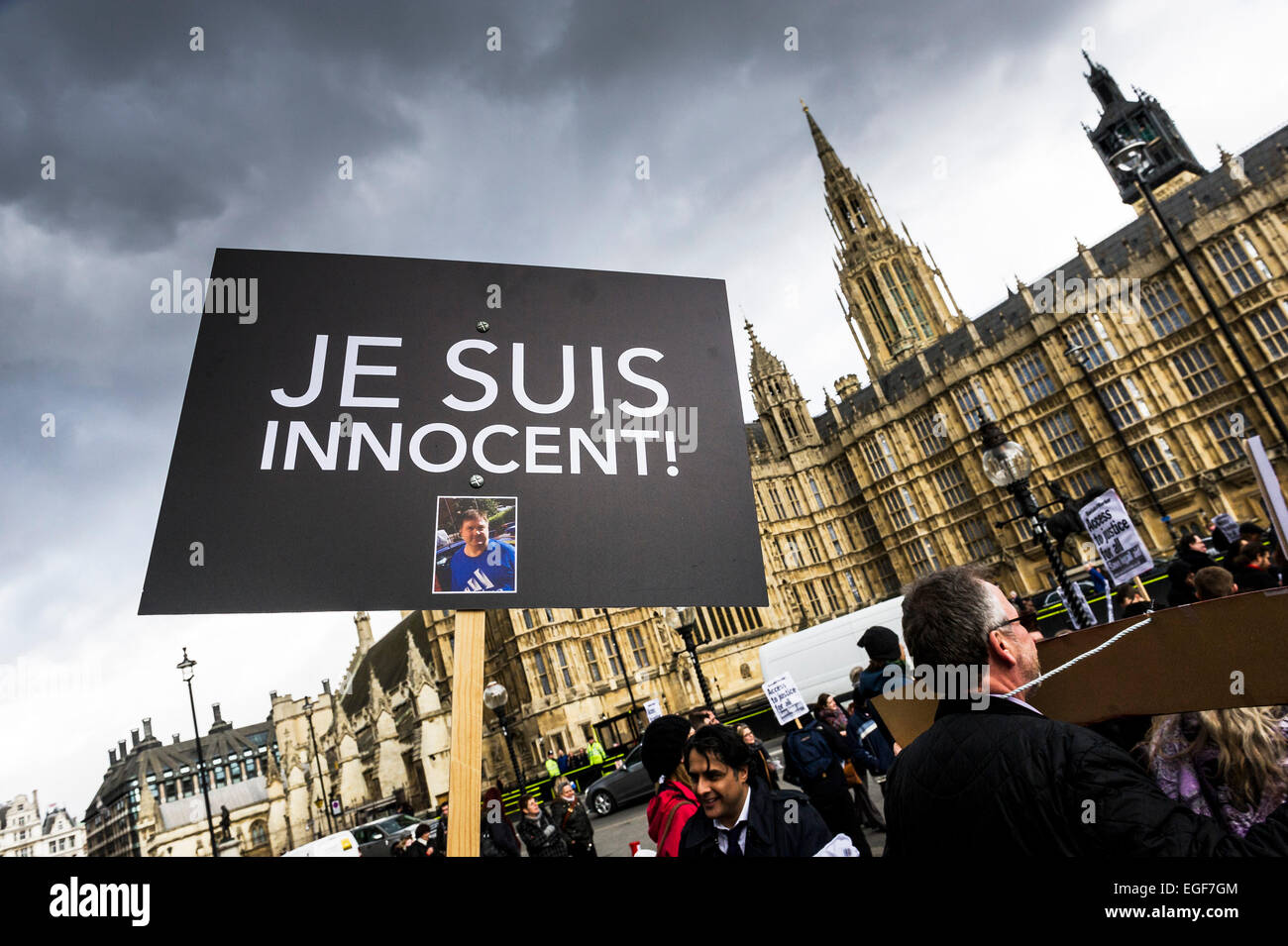 Hunderte von Juristen, Gewerkschafter und Aktivisten sammeln für die "Nicht The Global Law Summit" Rallye außerhalb des Parlaments. Stockfoto