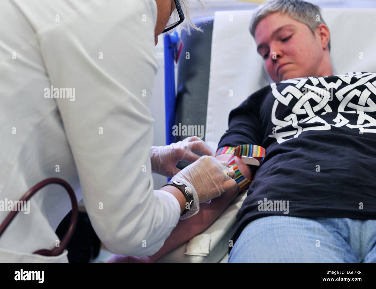 Der Hausarzt ist ein Pilot im Gesundheitssystem wie hier in einer modernen GP-Praxis in einem Viertel der Großstadt. Gute Beratung und treatm Stockfoto