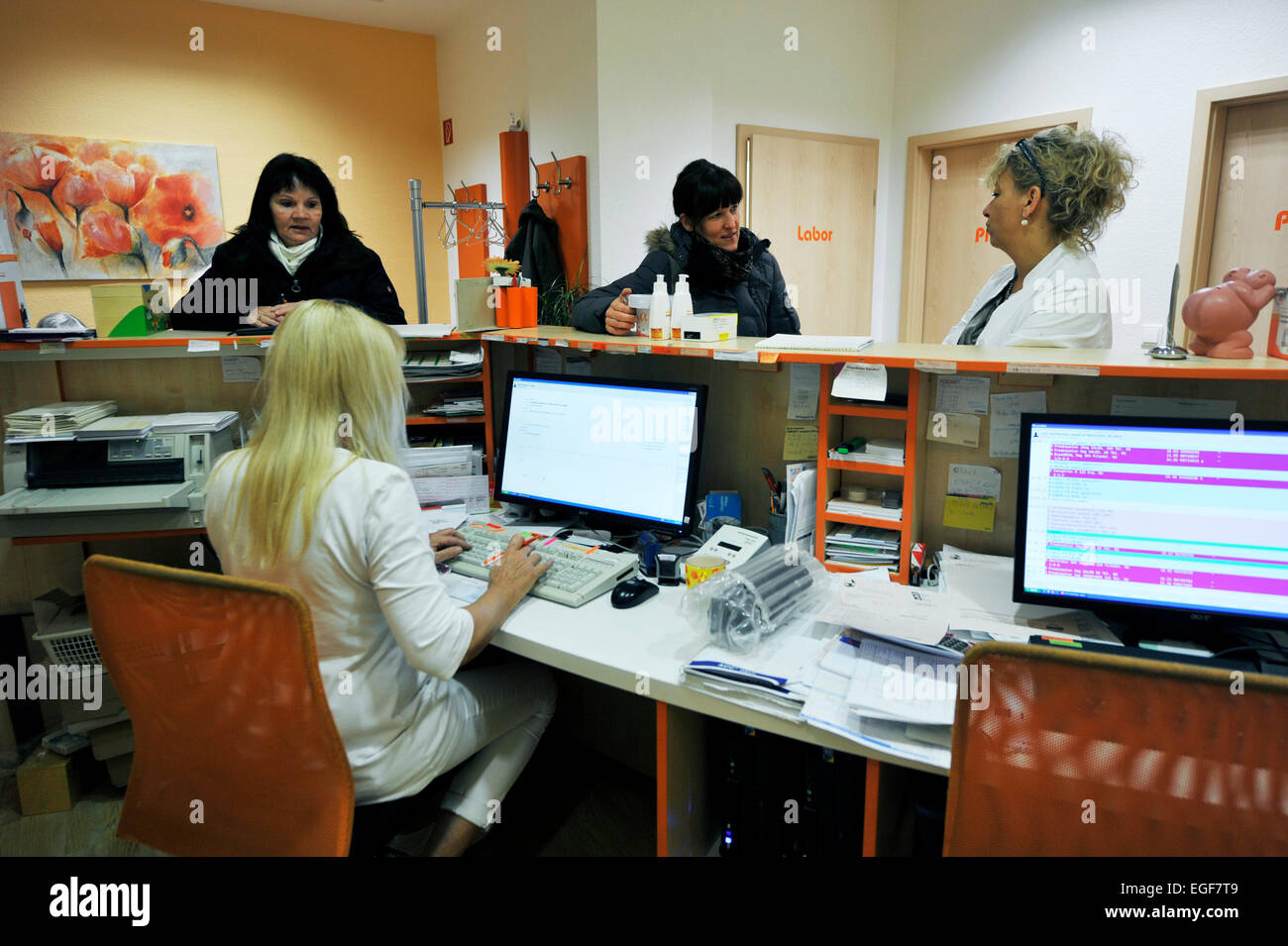 Der Hausarzt ist ein Pilot im Gesundheitssystem wie hier in einer modernen GP-Praxis in einem Viertel der Großstadt. Gute Beratung und treatm Stockfoto