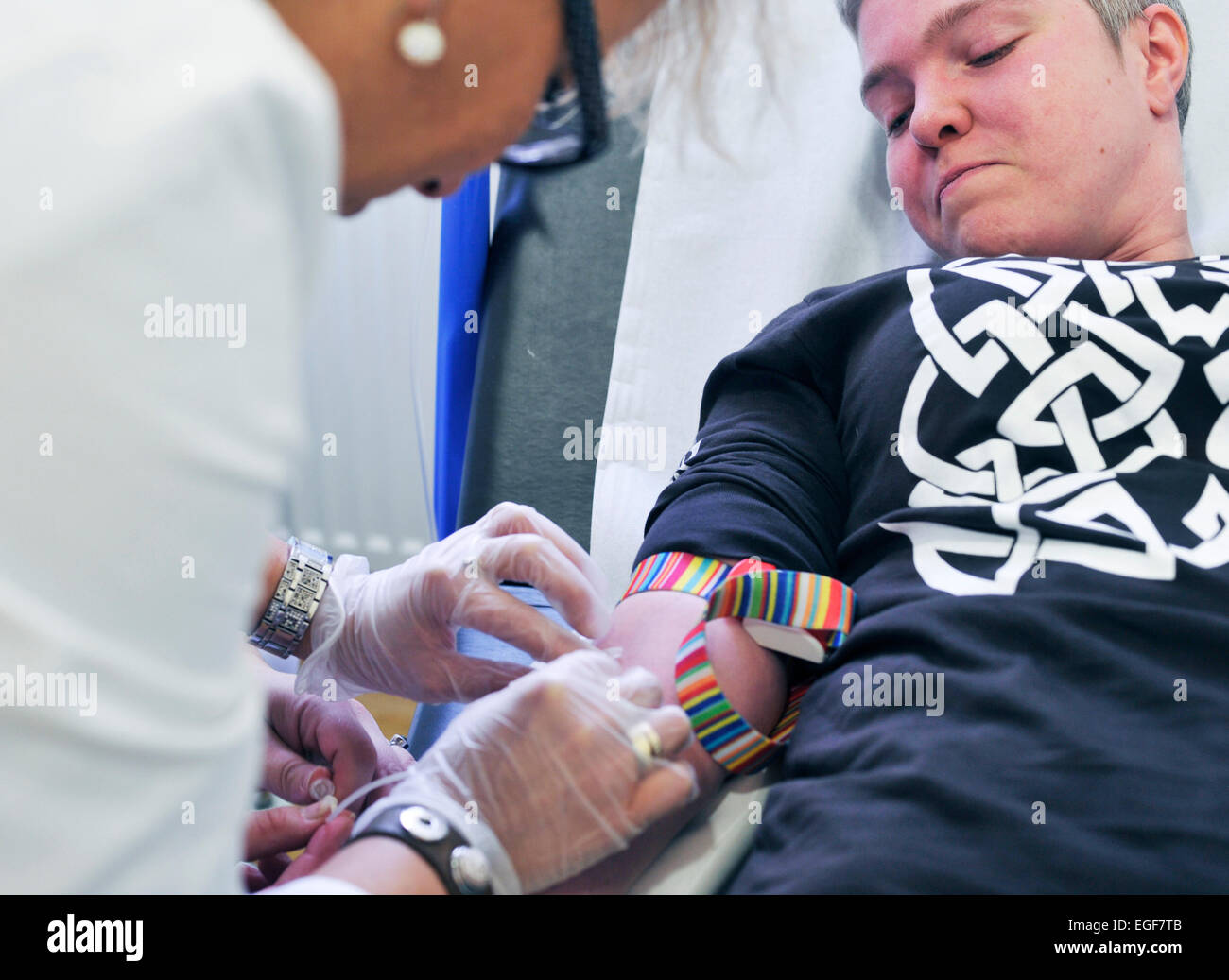 Der Hausarzt ist ein Pilot im Gesundheitssystem wie hier in einer modernen GP-Praxis in einem Viertel der Großstadt. Gute Beratung und treatm Stockfoto