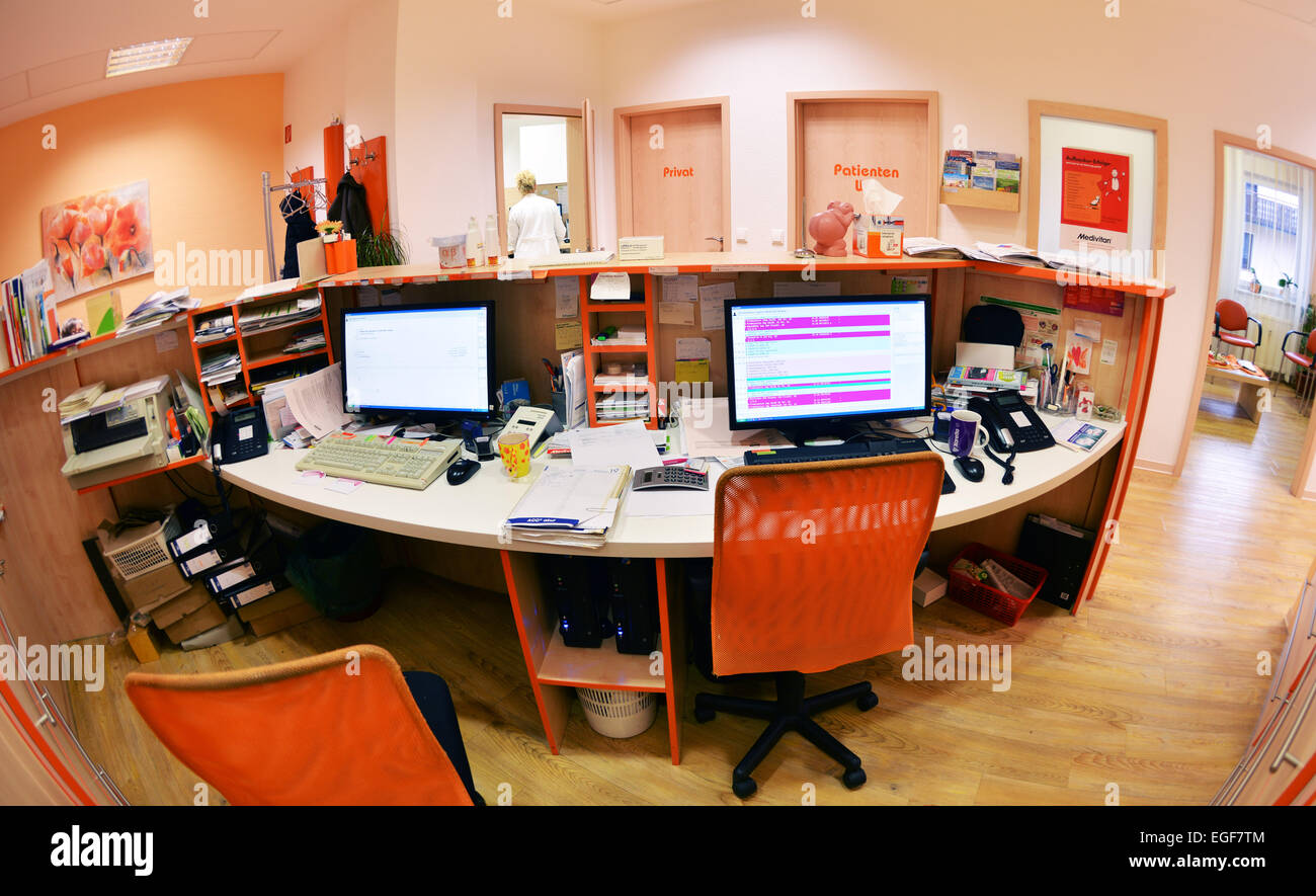 Der Hausarzt ist ein Pilot im Gesundheitssystem wie hier in einer modernen GP-Praxis in einem Viertel der Großstadt. Gute Beratung und treatm Stockfoto