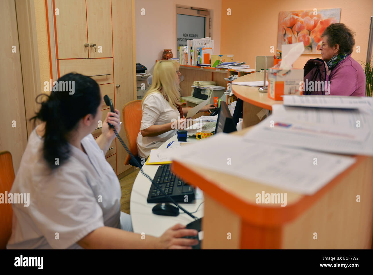 Der Hausarzt ist ein Pilot im Gesundheitssystem wie hier in einer modernen GP-Praxis in einem Viertel der Großstadt. Gute Beratung und treatm Stockfoto