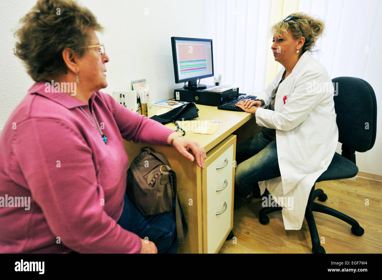 Der Hausarzt ist ein Pilot im Gesundheitssystem wie hier in einer modernen GP-Praxis in einem Viertel der Großstadt. Gute Beratung und treatm Stockfoto