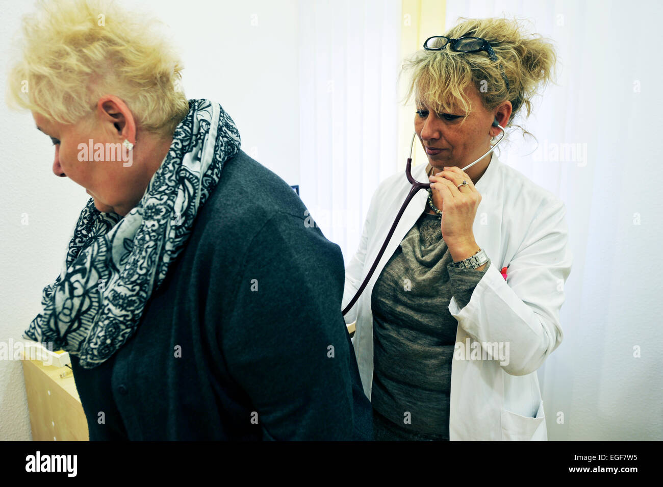 Der Hausarzt ist ein Pilot im Gesundheitssystem wie hier in einer modernen GP-Praxis in einem Viertel der Großstadt. Gute Beratung und treatm Stockfoto