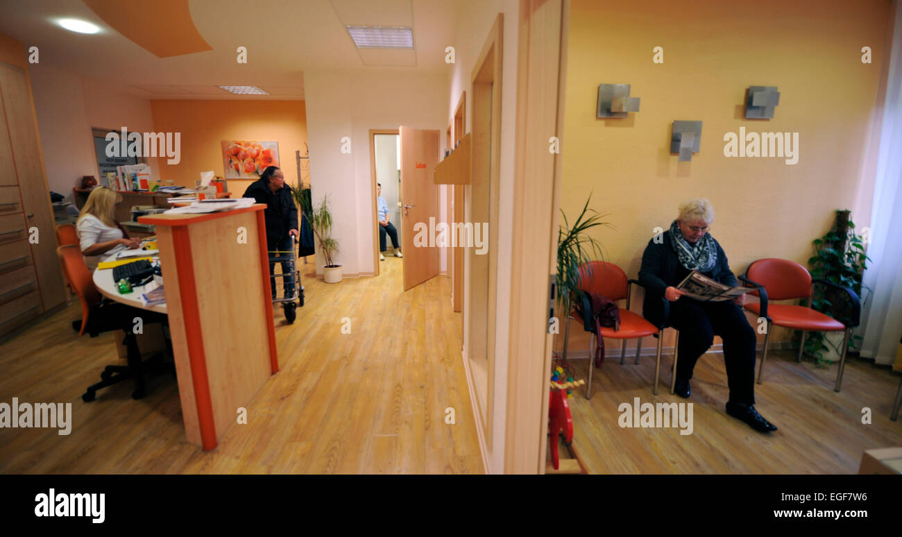 Der Hausarzt ist ein Pilot im Gesundheitssystem wie hier in einer modernen GP-Praxis in einem Viertel der Großstadt. Gute Beratung und treatm Stockfoto