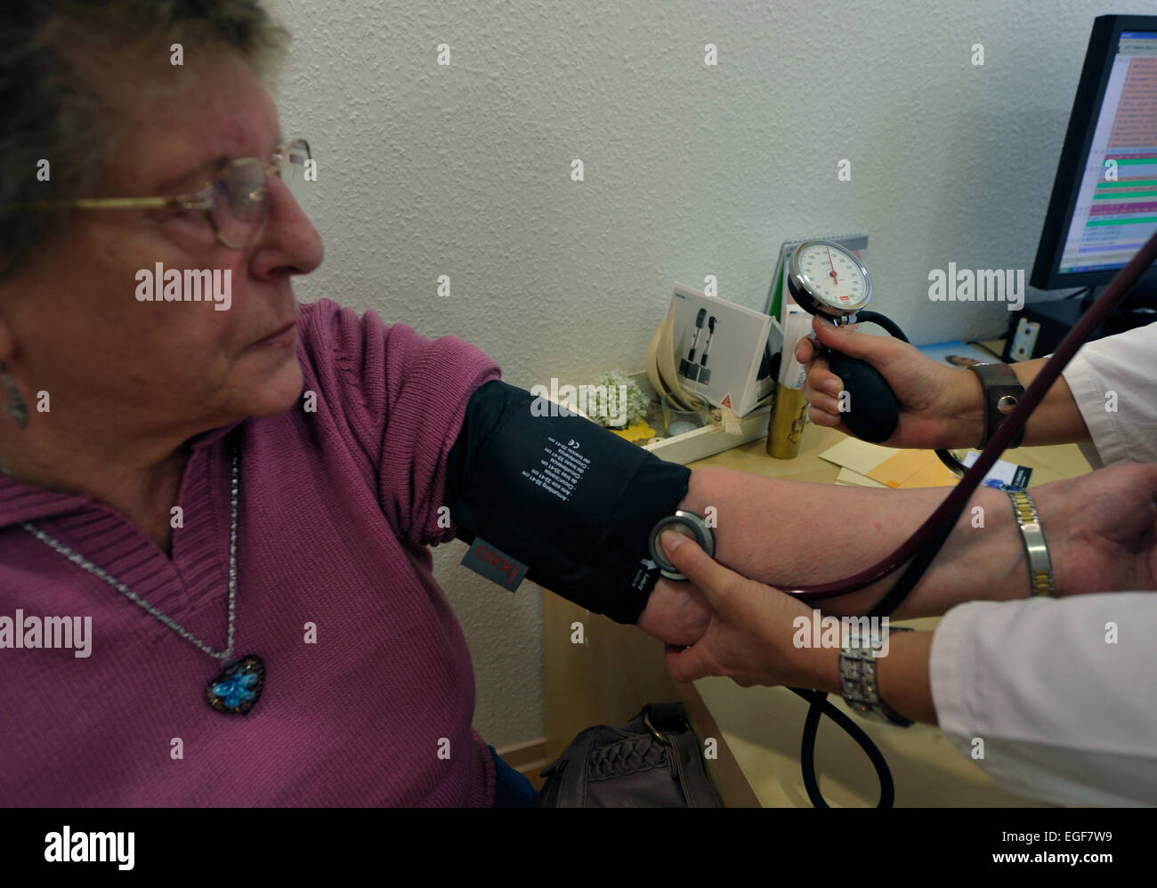 Der Hausarzt ist ein Pilot im Gesundheitssystem wie hier in einer modernen GP-Praxis in einem Viertel der Großstadt. Gute Beratung und treatm Stockfoto