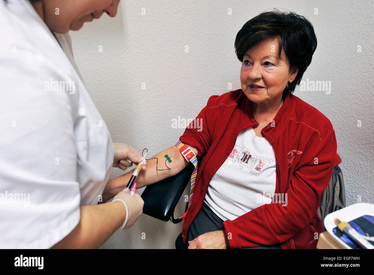 Der Hausarzt ist ein Pilot im Gesundheitssystem wie hier in einer modernen GP-Praxis in einem Viertel der Großstadt. Gute Beratung und treatm Stockfoto