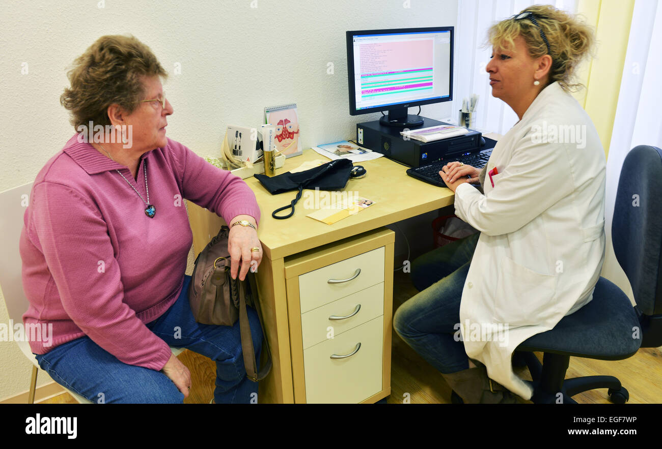 Der Hausarzt ist ein Pilot im Gesundheitssystem wie hier in einer modernen GP-Praxis in einem Viertel der Großstadt. Gute Beratung und treatm Stockfoto