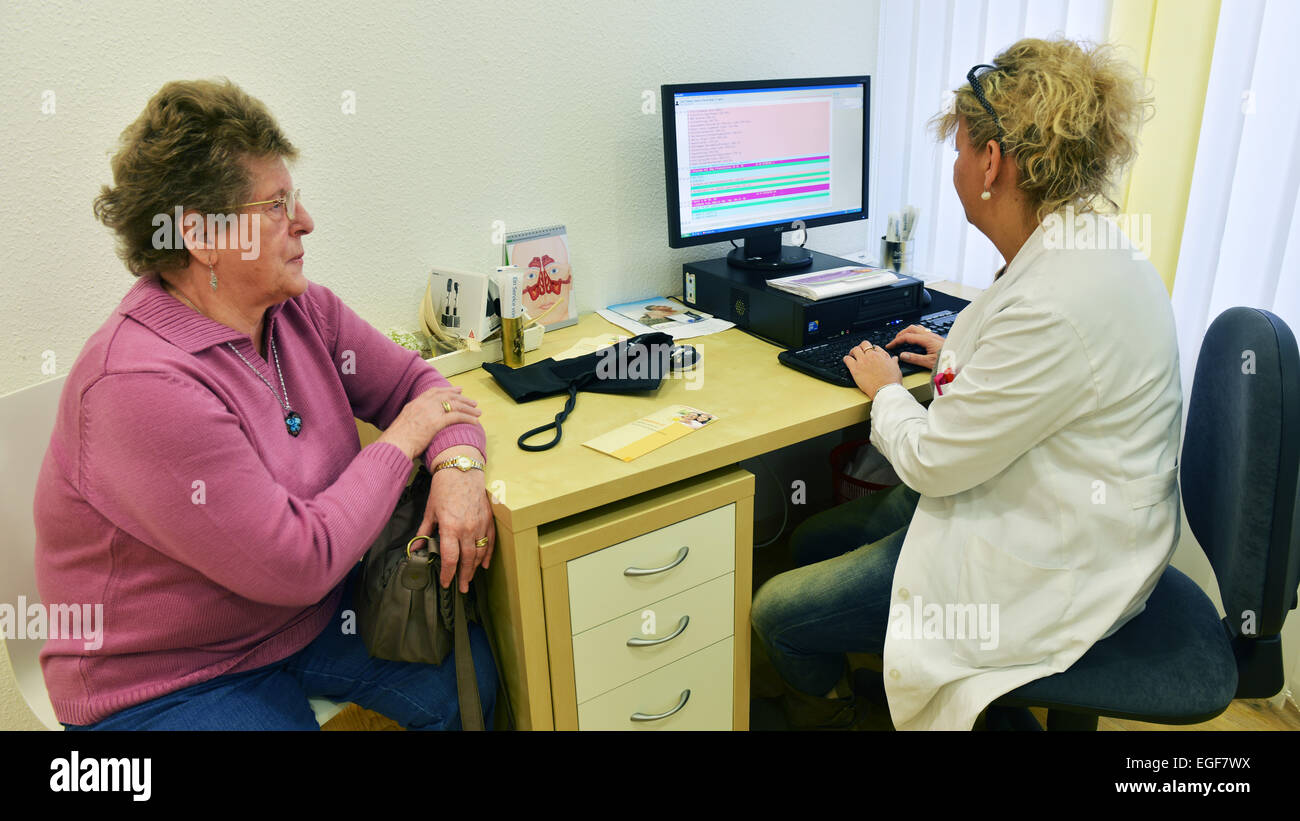 Der Hausarzt ist ein Pilot im Gesundheitssystem wie hier in einer modernen GP-Praxis in einem Viertel der Großstadt. Gute Beratung und treatm Stockfoto