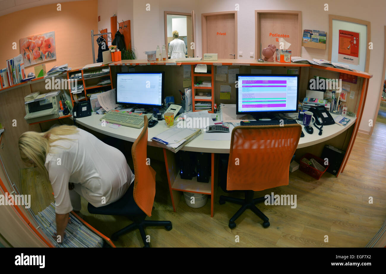 Der Hausarzt ist ein Pilot im Gesundheitssystem wie hier in einer modernen GP-Praxis in einem Viertel der Großstadt. Gute Beratung und treatm Stockfoto